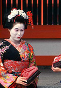일본 전통복장을 하고 있는 여인 사진